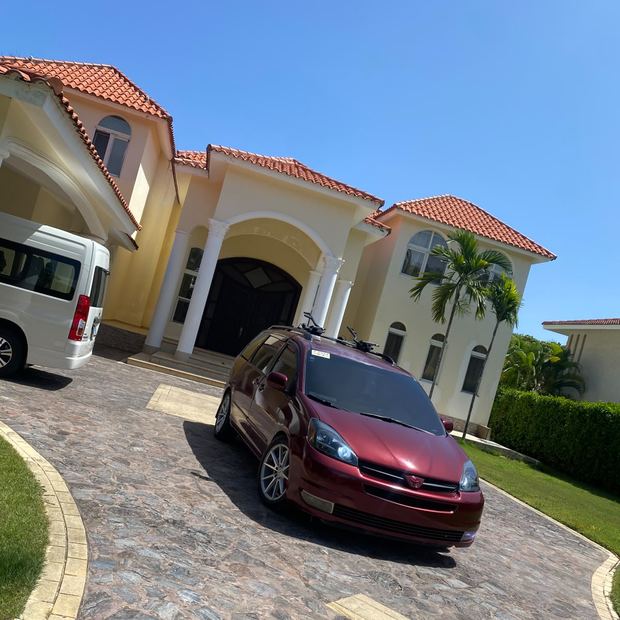 Vehicle waiting at a villa entrance